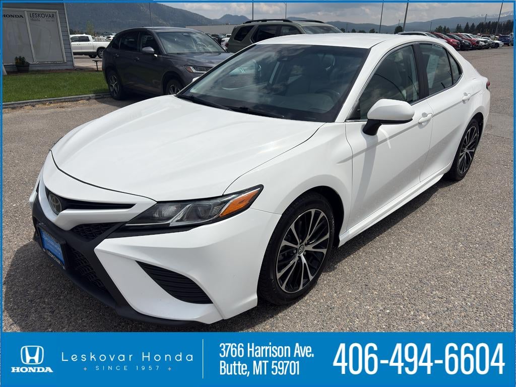 2020 Toyota Camry SE in Super White — front three-quarter view